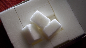 ФАС: «ОКей» и «Ашан» отменили ограничения наценки на сахарный песок