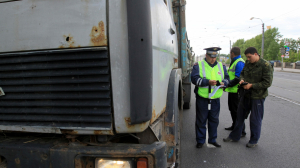 После гибели самокатчика под колесами самосвала в Петербурге начали останавливать грузовики