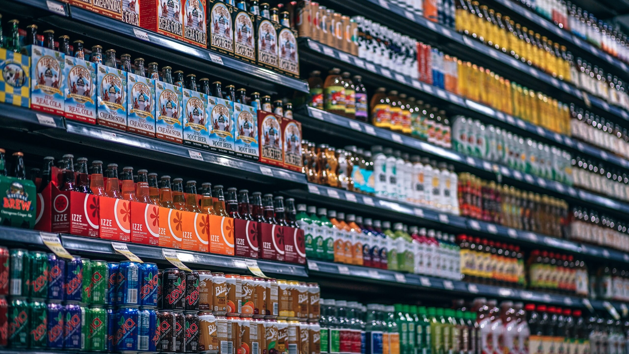 Россиян предупредили, что с полок магазинов может исчезнуть молоко и соки