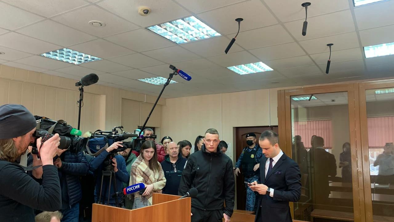 Суд в Москве приговорил блогера Эдварда Била к году и двум месяцам колонии за массовое ДТП на Смоленской площади