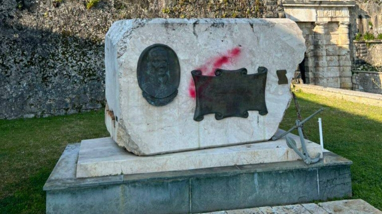 Глава СК Бастрыкин поручил найти вандалов, осквернивших памятник Ушакову в Греции