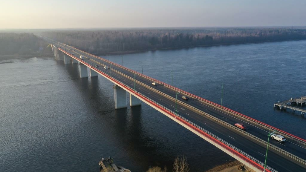 Ладожский мост в апреле сузят для движения машин