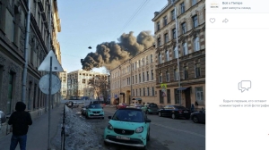 Густой дым затянул небо над Невской ратушей: пожар в строящемся рядом доме