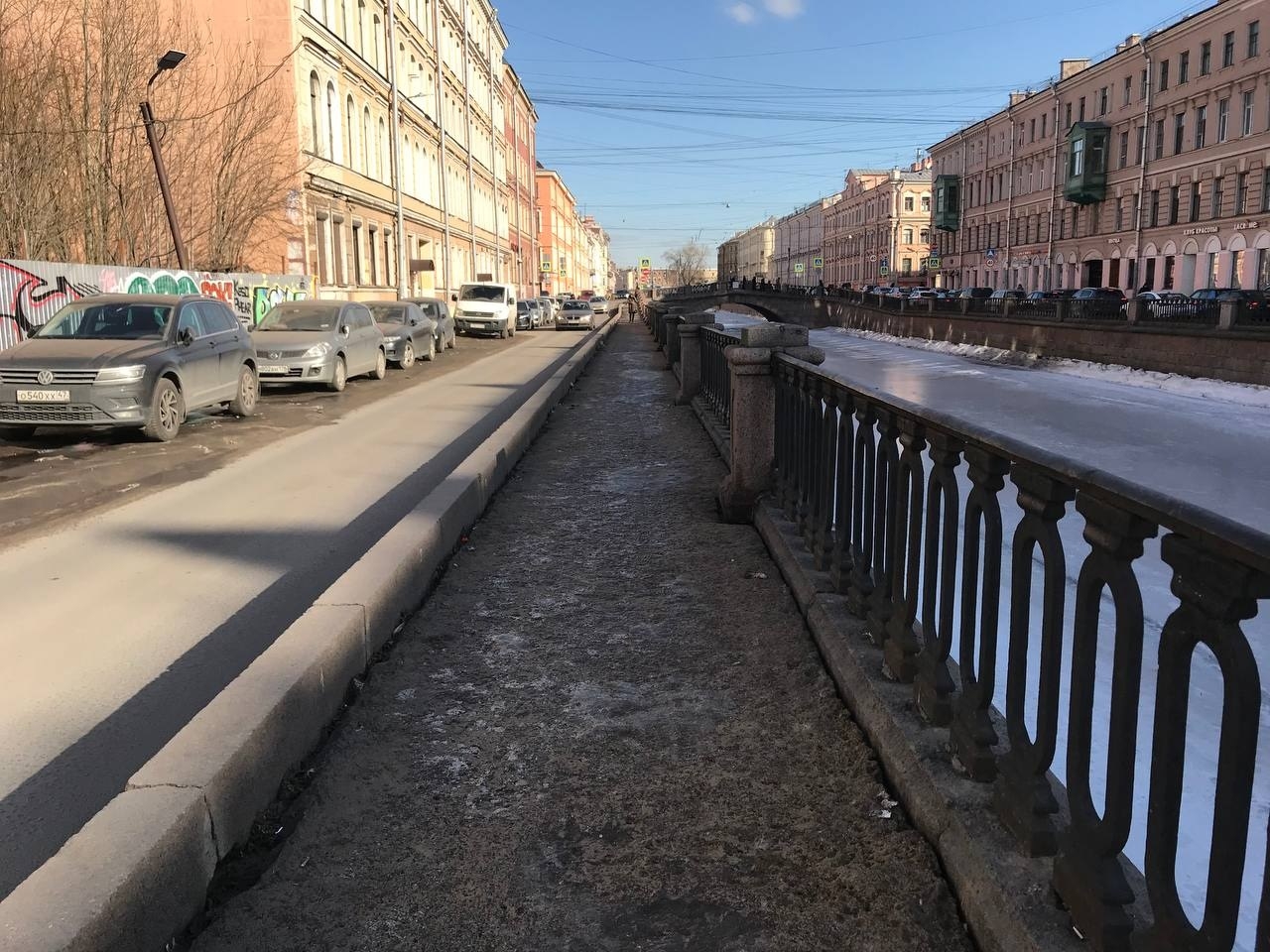 В Петербурге стартовала просолка дорог и тротуаров