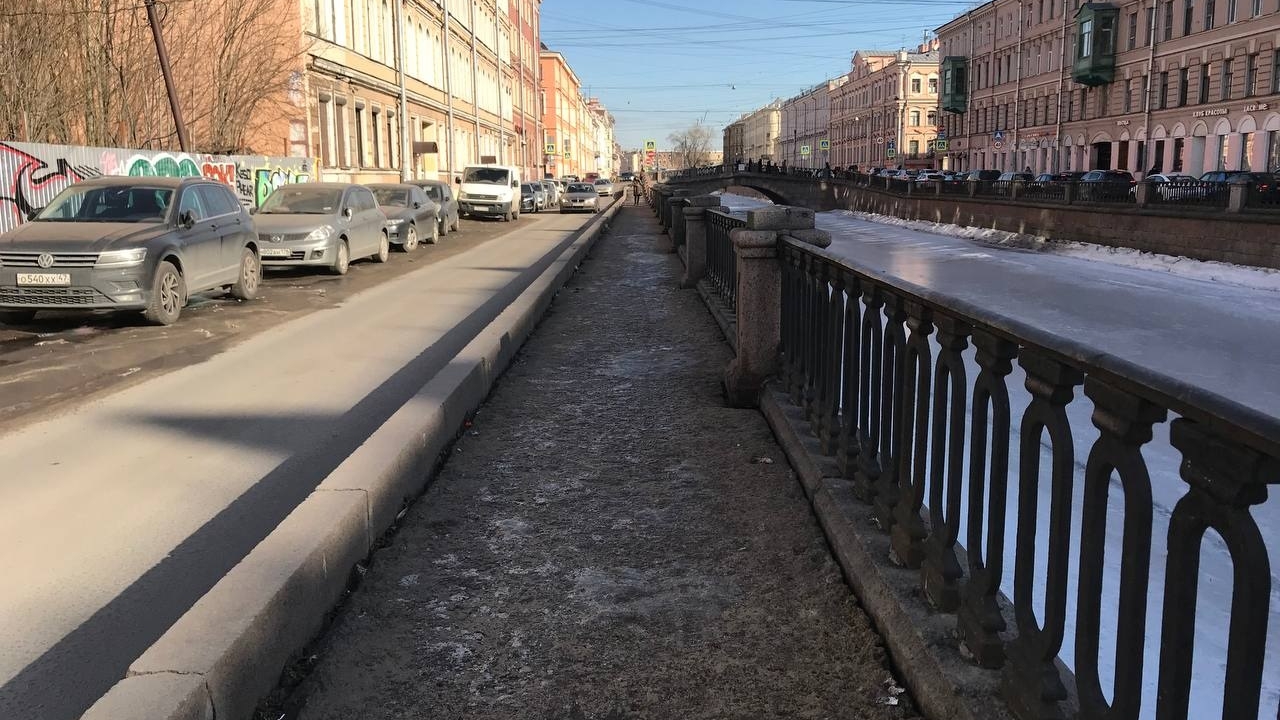 В Петербурге стартовала просолка дорог и тротуаров