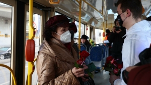 Пассажирок трамвая в Петербурге в честь 8 марта порадовали цветами