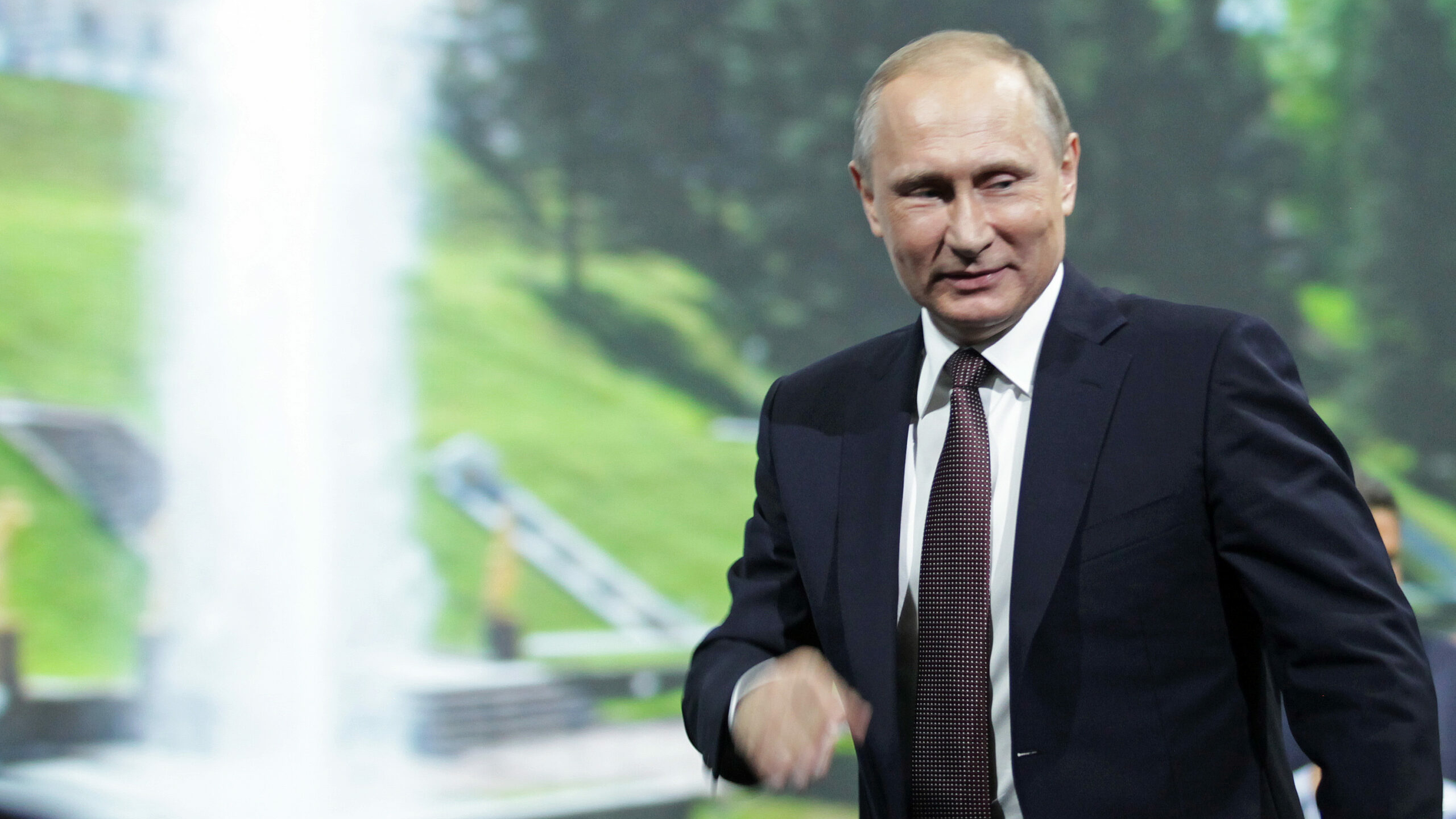 Путин пошутил про КГБ и сорвал аплодисменты на Восточном экономическом форуме