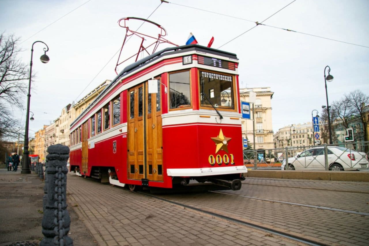 «Музыкальный весенний трамвай» от телеканала «Санкт-Петербург» промчал по центру города