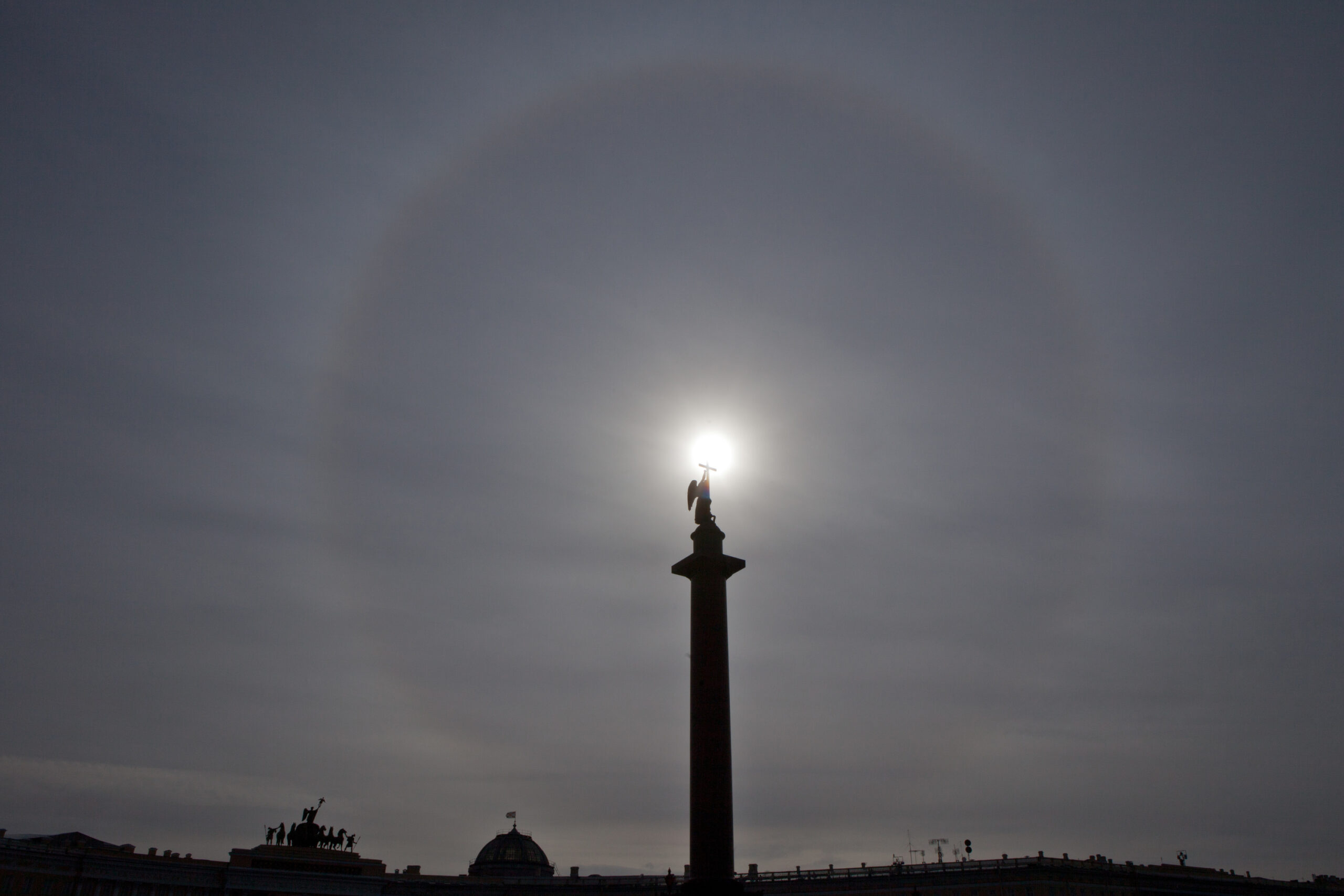 Тепло и солнце пришло в Петербург в день праздника «Алые паруса»