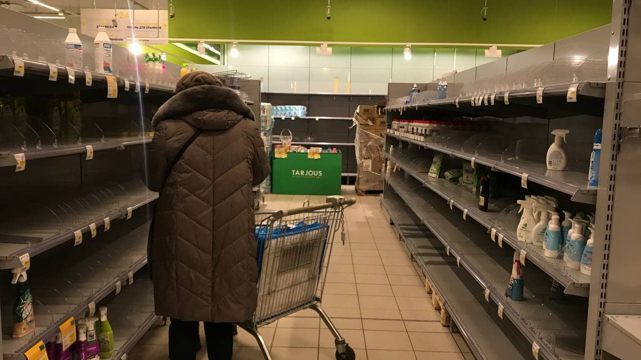 В Петербурге люди сметают с полок еду, средства гигиены и одежду: 10 фотографий