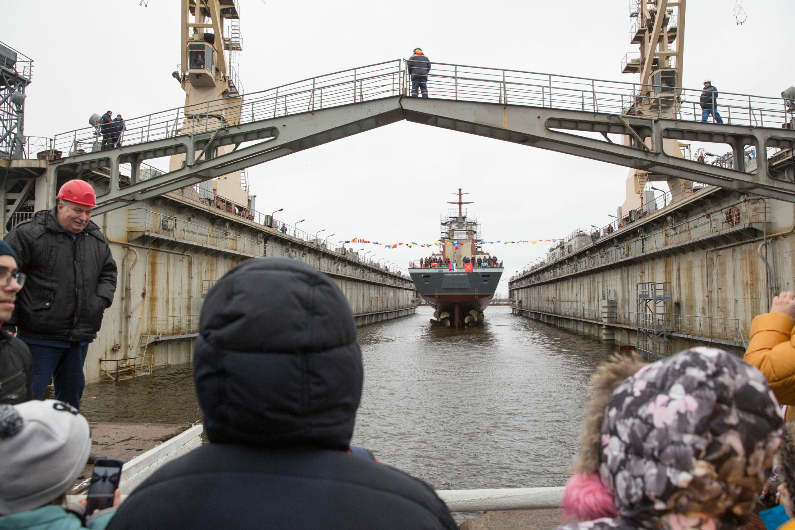 Новости петербург судно. Завод Адмиралтейские верфи Санкт-Петербург. Судостроительная компания Адмиралтейские верфи. Адмиралтейские верфи док. Подводная лодка Адмиралтейские верфи.