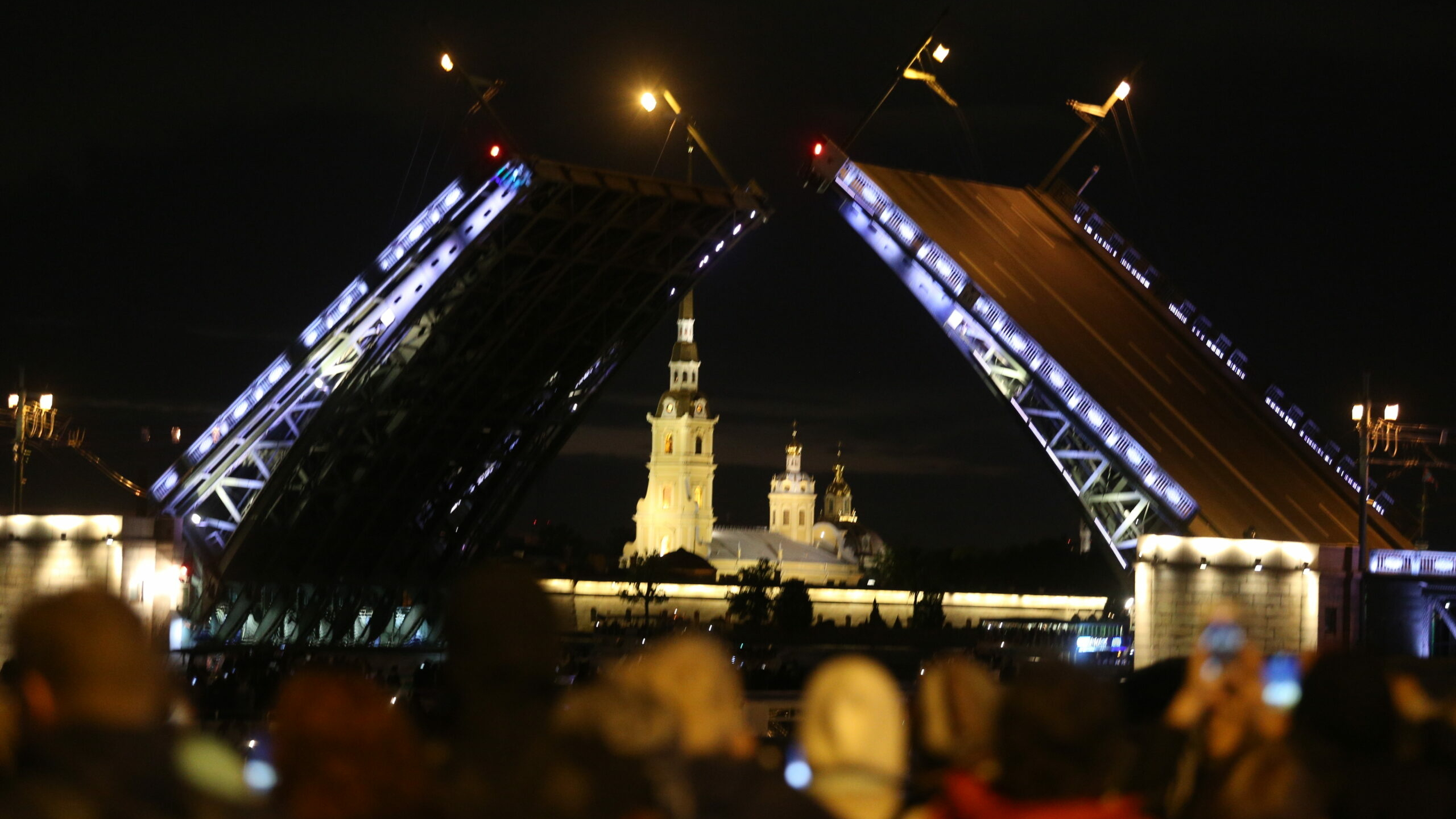 Дворцовый мост стал огромным фонтаном в честь Дня туризма