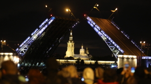 Дворцовый мост подсветят цветами триколора в честь Дня России