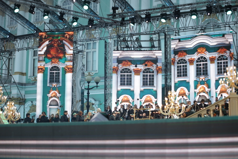 Петербург начнут украшать ко Дню города на следующей неделе