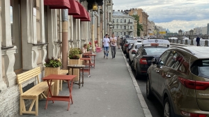 Петербургские предприниматели начали получать разрешения на размещение уличной мебели