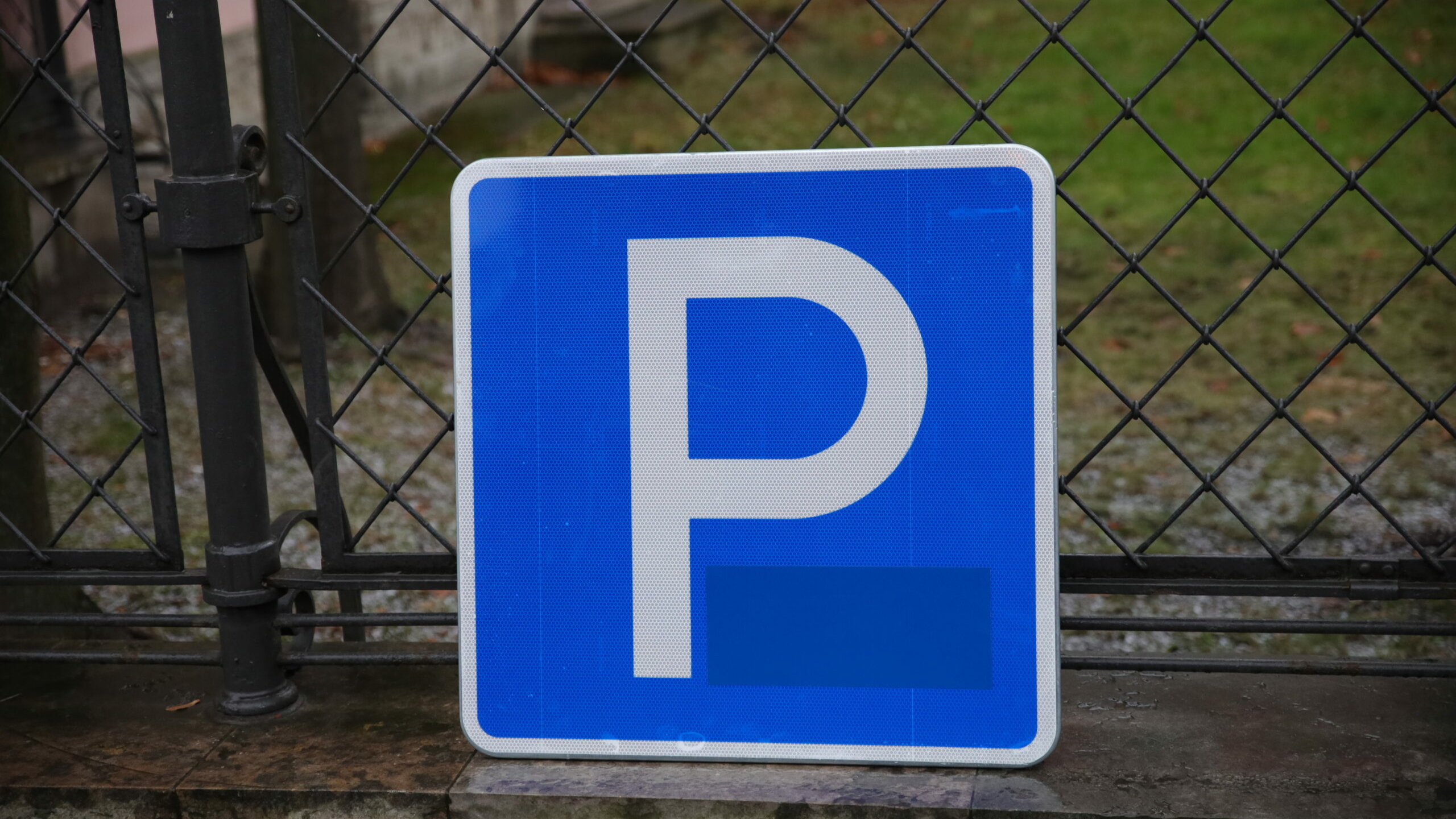 В центре Петербурга расширят действие парковочных разрешений с 1 июля