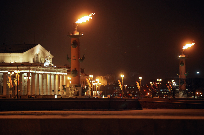Ростральные колонны на Васильевском острове зажглись в честь досрочого чемпионства «Зенита»