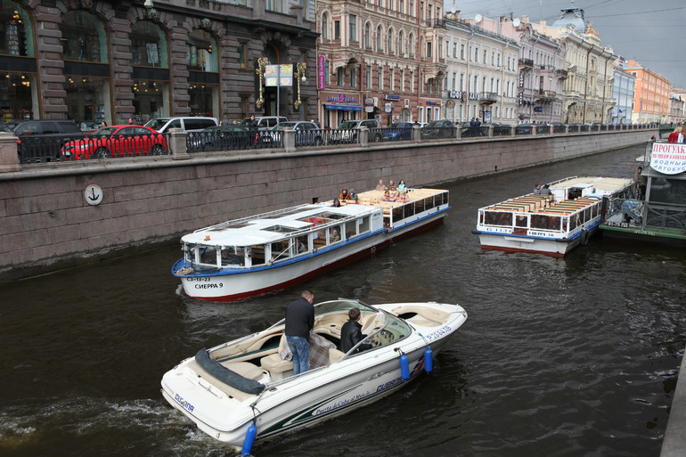 Петербуржцы смогут пожаловаться на шумные дискотеки на речных трамвайчиках