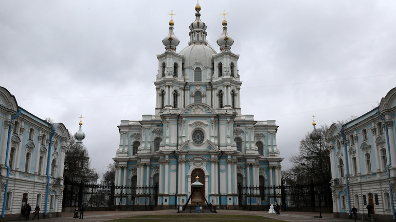 Сад Смольного собора продолжают благоустраивать в Петербурге