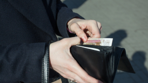 Вытащивший кошелек из сумки петербурженки пожилой вор предстанет перед судом