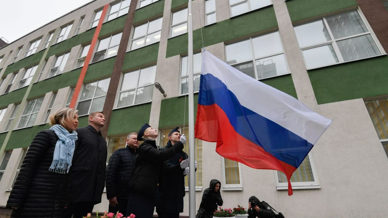 В Ленобласти школы начали неделю с поднятия флага России и исполнения гимна