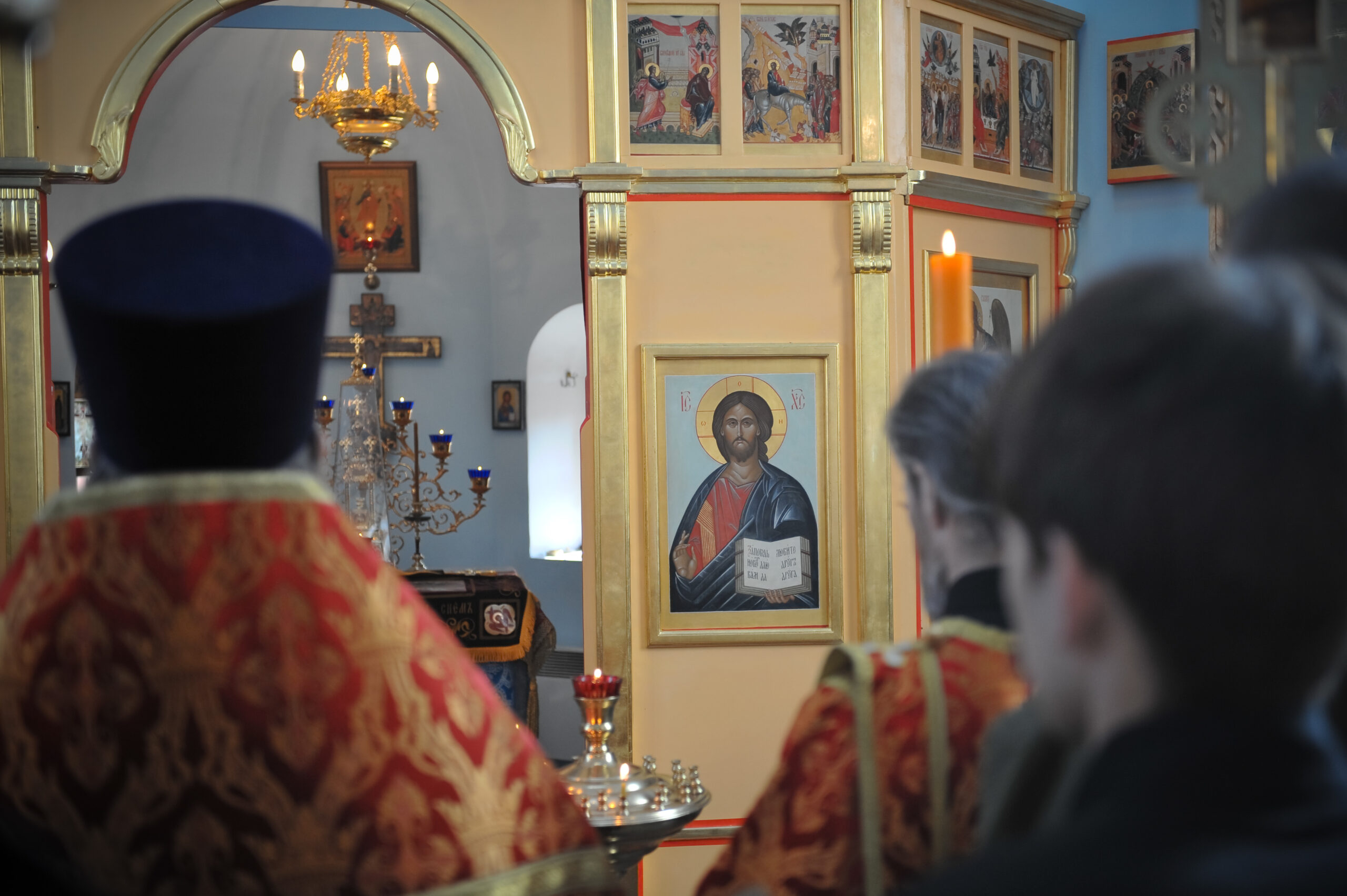 Православный священник объявил об эмиграции после 40 службы в Гааге