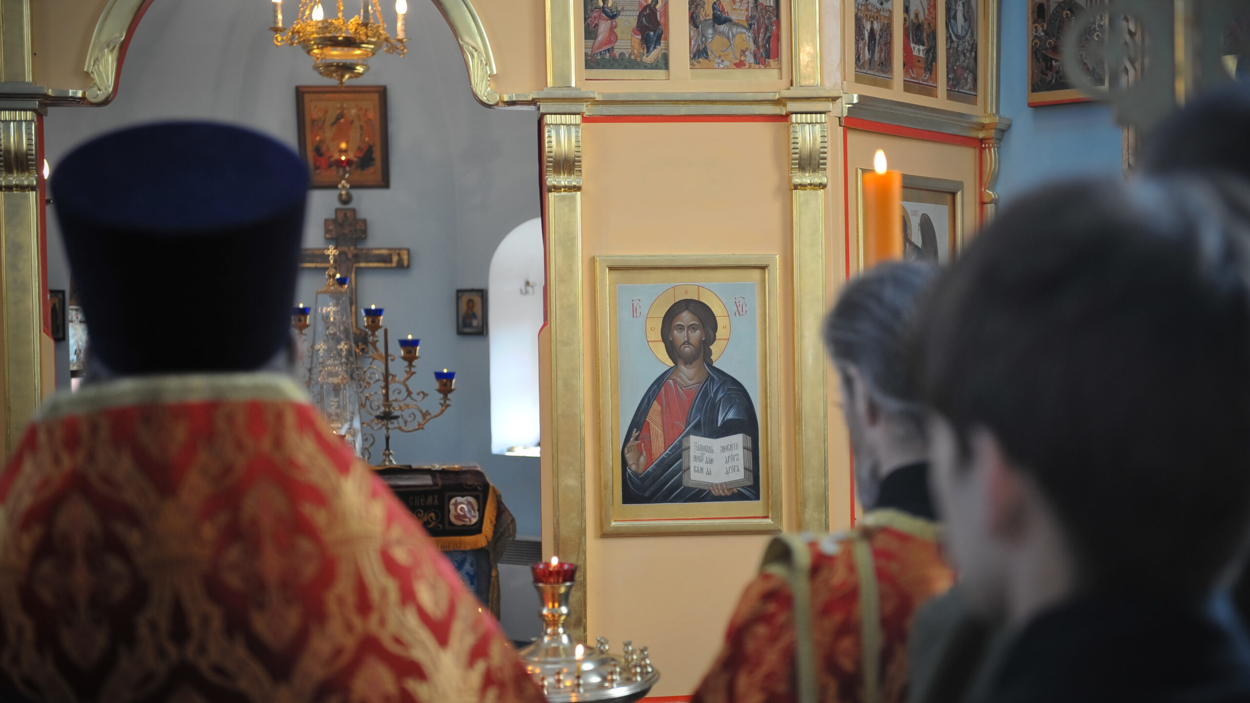 Православный священник объявил об эмиграции после 40 службы в Гааге