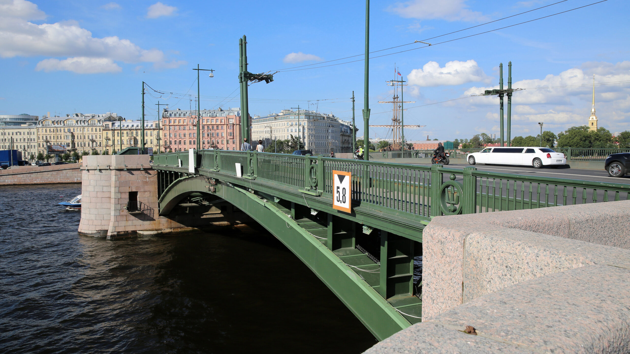 Биржевый мост закрывают для автомобилистов до конца сентября