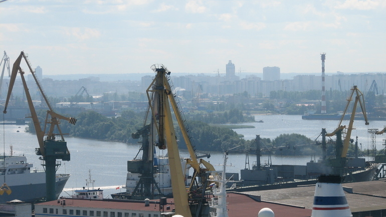 Грузопоток морских перевозок в Петербурге упал на 30-35%