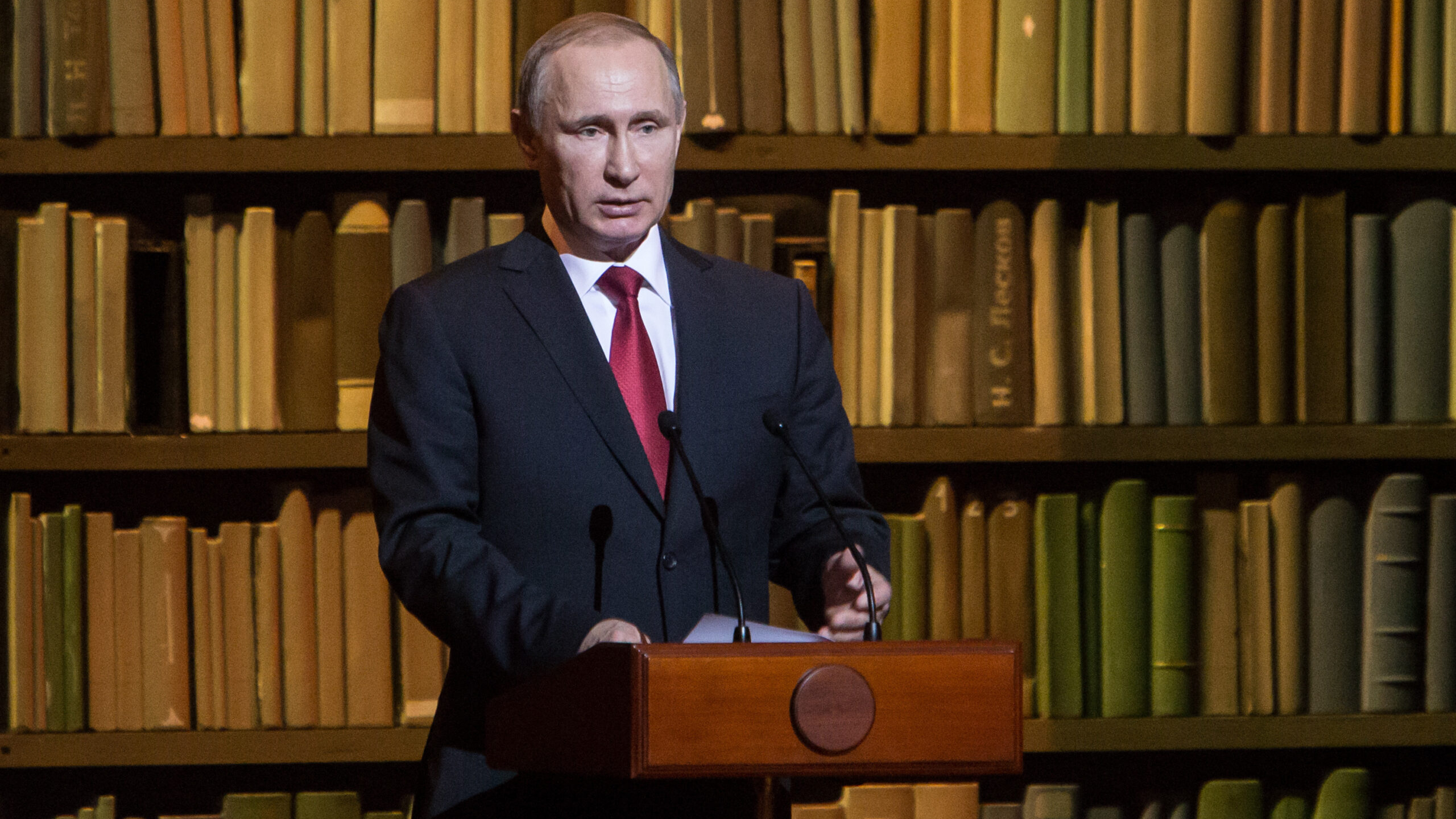 Президент Владимир Путин призвал жестко реагировать на проявления русофобии