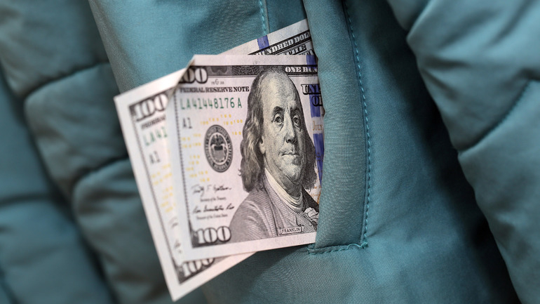 Курс доллара на Мосбирже впервые с 7 июля превысил 92 рубля