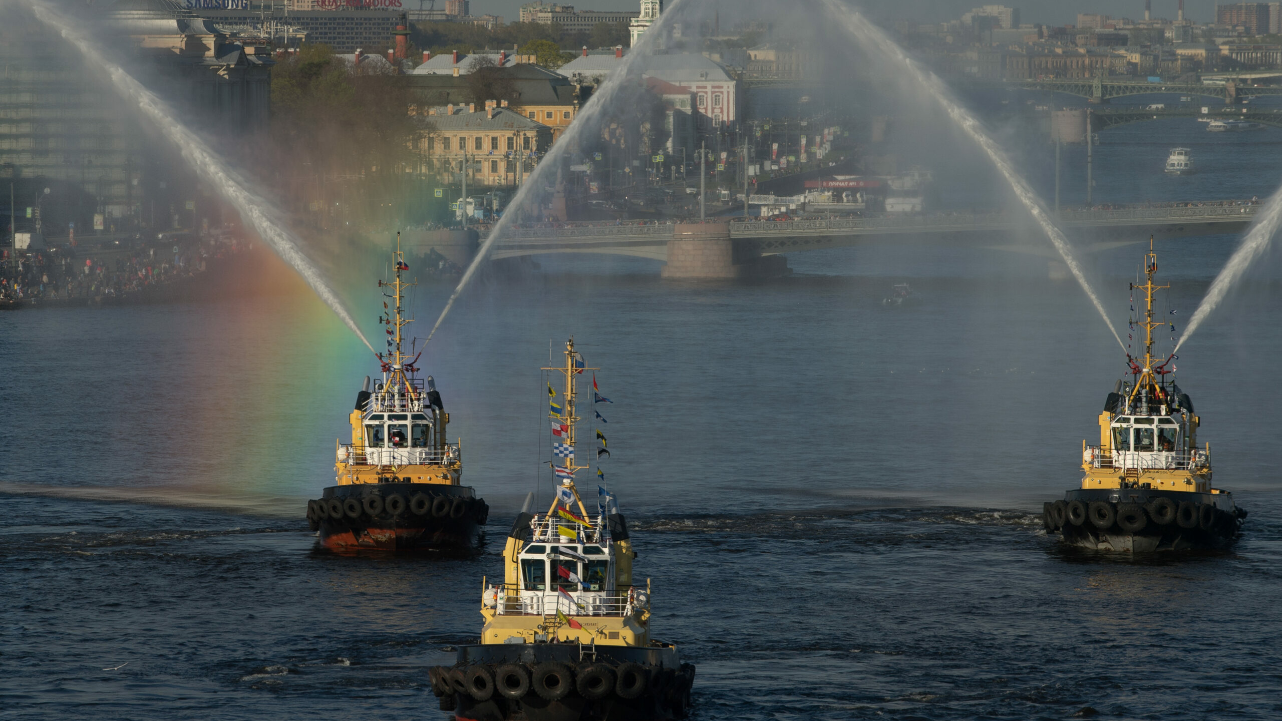Петербуржцы насладились вальсирующими буксирами на Фестивале ледоколов