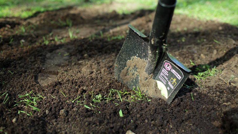 Ученые предупредили садоводов об опасности во время работ с почвой