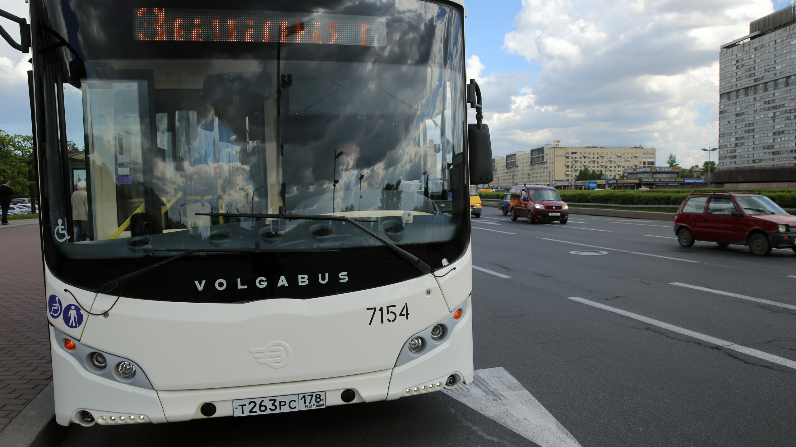 В Петербурге автобусы украсят символикой Александринского театра