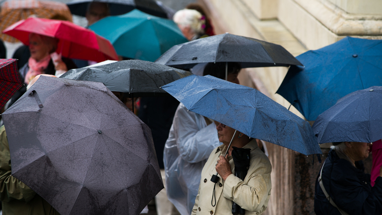 Петербуржцы мокнут под дождем в многочасовой очереди на фестиваль Epic Con