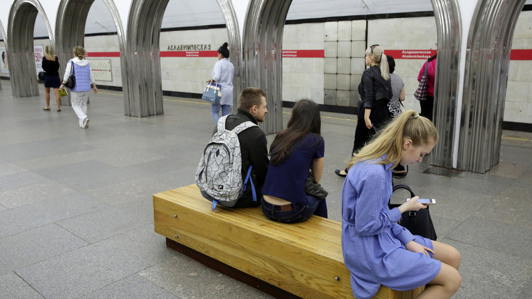 Петербуржцы предложили запретить пассажирам носить рюкзаки на плечах в метро