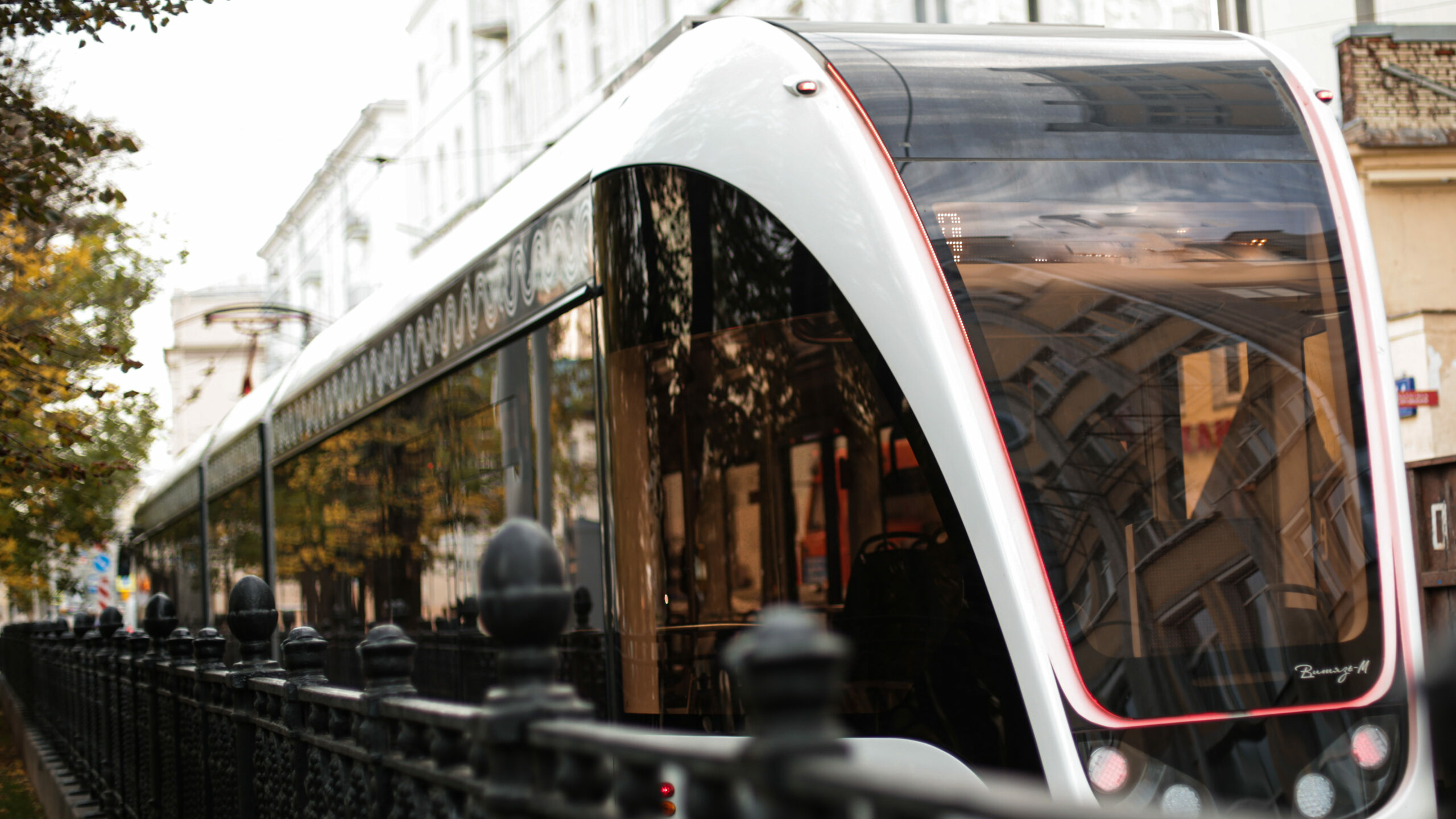 «Нужен особый дар»: петербургский вагоновожатый раскрыл тонкости профессии водителя трамвая