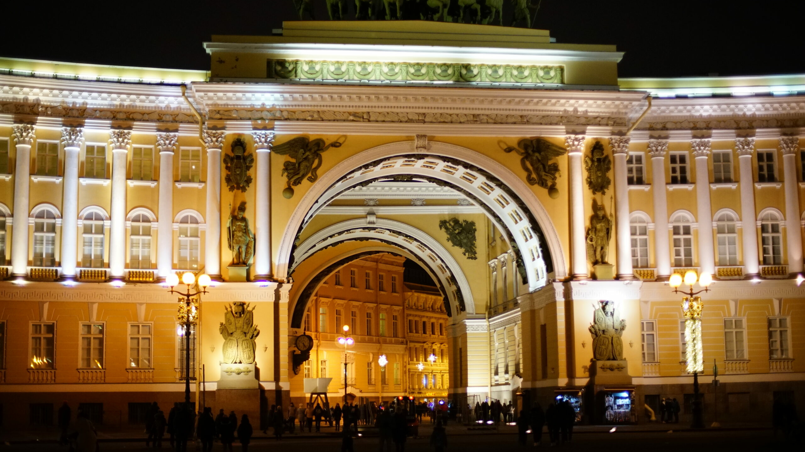 На Дворцовой площади пройдет фестиваль туризма со светомузыкальным шоу