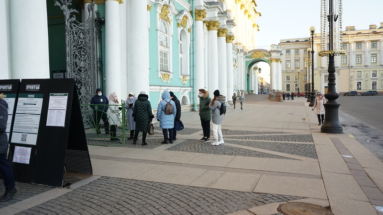 В Петербурге анонимы «заминировали» Эрмитаж, филиал «Газпрома» и метро, эвакуировали 2357 человек