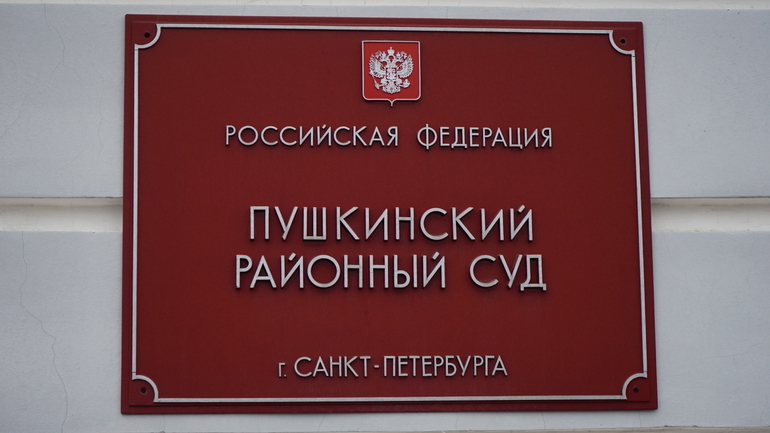Полмиллиона штрафа заплатит мужчина за хранение более 50 тысяч пачек белорусских сигарет в Петербурге