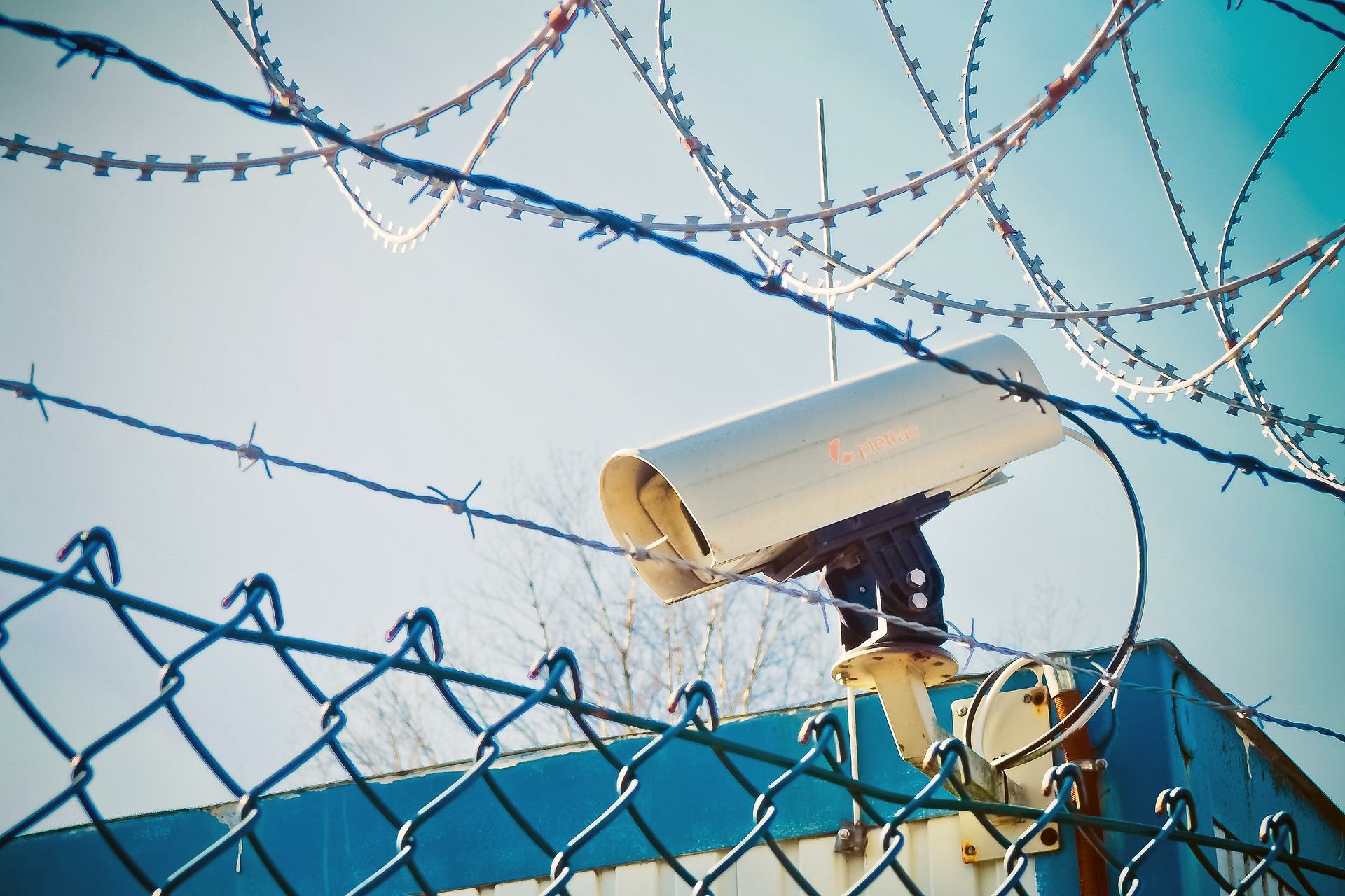 Петербургский суд взыскал с арестанта 71 тысячу рублей за поврежденную кроссовком видеокамеру в СИЗО