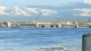 Случайный символизм: на Биржевом мосту показали визитную карточку Петербурга