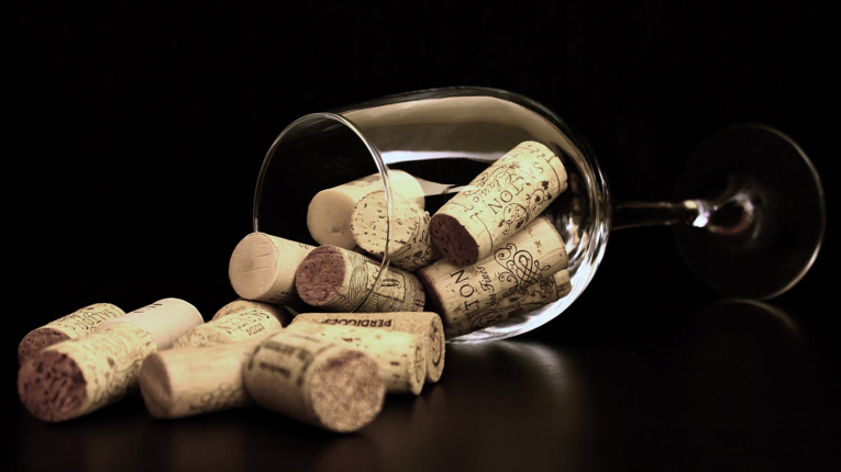 Каждая по 100 тысяч: бутылки с дорогим вином разбились об пол ресторана на Крестовском острове
