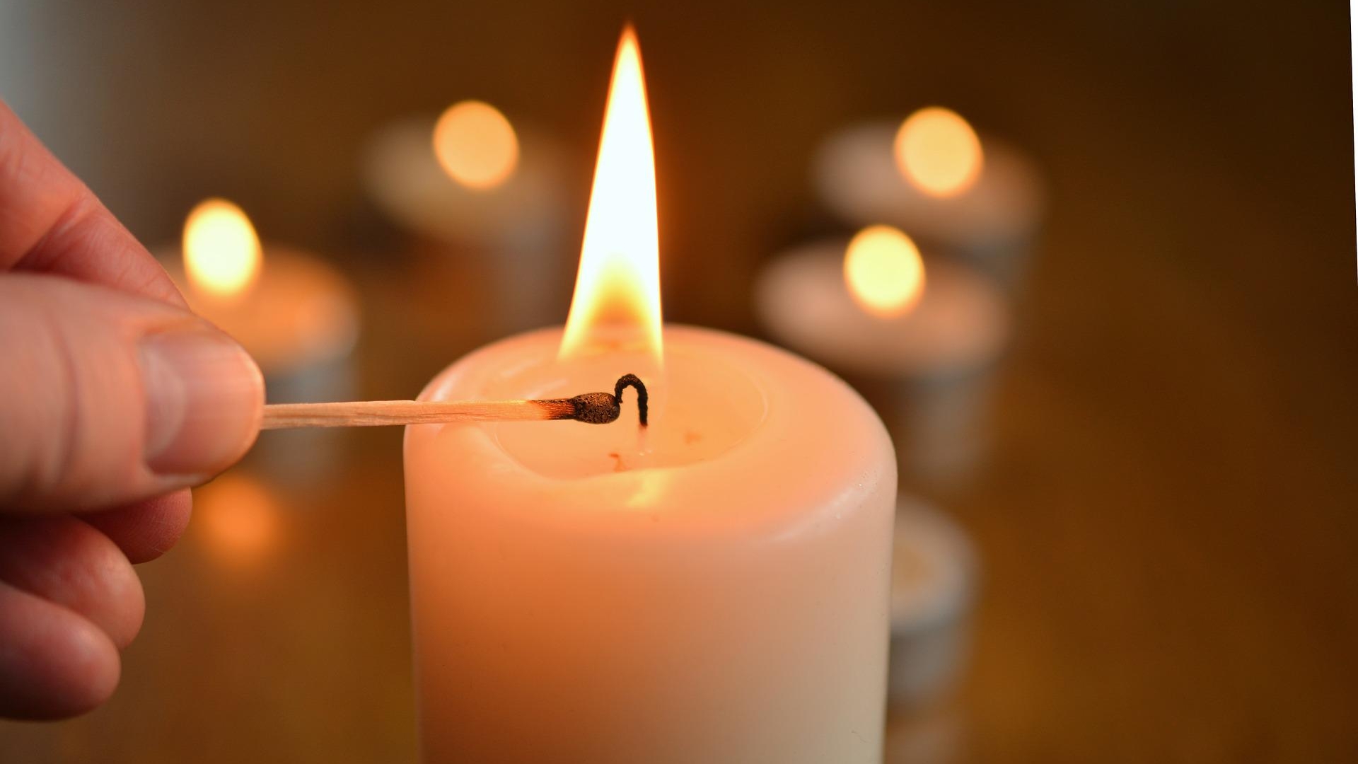 Жительница Купчино воспламенилась от свечи и попала в реанимацию