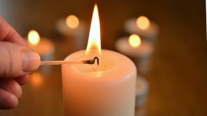Жительница Купчино воспламенилась от свечи и попала в реанимацию