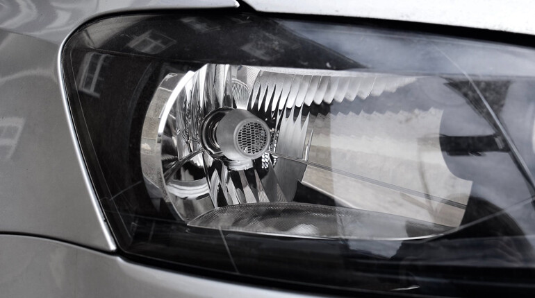 На автодороге «Санкт-Петербург–Псков» водитель «Мерседеса» разбился насмерть и покалечил мужчину