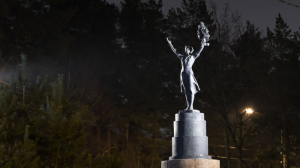 Памятник «Привет» на Лахтинском проспекте представили в новом свете