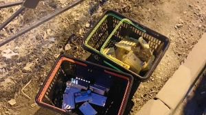 Двух новгородцев задержали после побега из магазина с корзинами продуктов в Петербурге