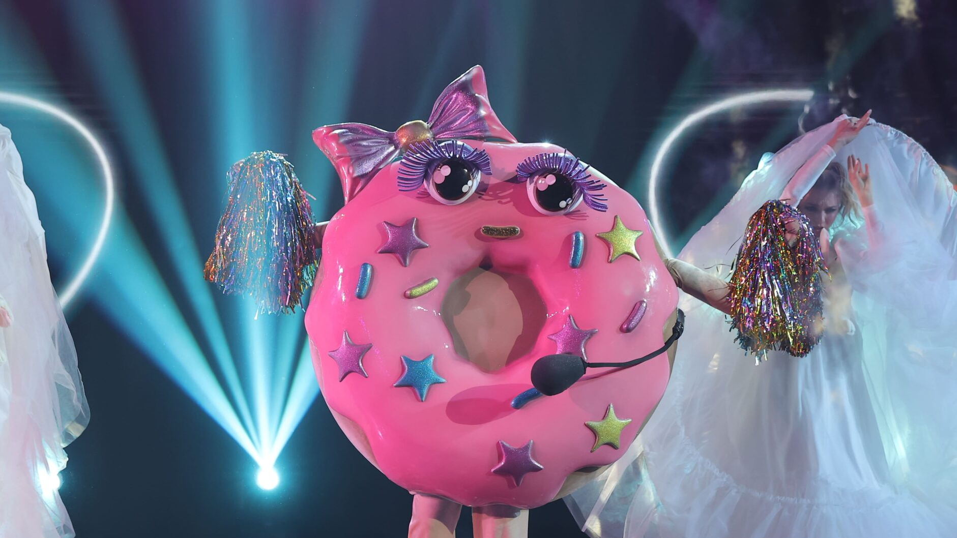 «Я счастлива, что вы меня узнали»: на шоу «Маска» жюри разоблачили Пончика  