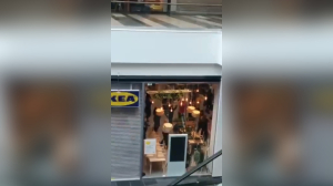 «Готовятся к открытию?»: в магазине IKEA в Петербурге устроили танцевальный флешмоб